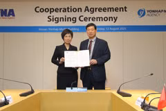 La directora general de la VNA, Vu Viet Trang, y el presidente de Yonhap, Hwang Dae-il, anuncian el acuerdo firmado entre ambas agencias (Foto: VNA)