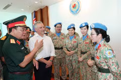 El viceministro vietnamita de Defensa, coronel general Hoang Xuan Chien, y el subsecretario de Defensa de Australia, Hugh Jeffrey, intercambian con las mujeres oficiales (Foto: VNA)