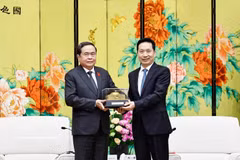 El presidente de la Asamblea Nacional de Vietnam, Tran Thanh Man (izquierda), entrega un obsequio a Zhao Yide, secretario del Comité del Partido de la provincia de Shaanxi. (Foto: VNA)