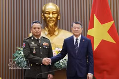 El primer ministro de Vietnam, Le Minh Hung (derecha), recibe al viceprimer ministro y titular de Defensa de Camboya, Tea Seiha. (Foto: VNA)