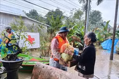 Funcionarios y voluntarios de la Cruz Roja brindan ayuda a las personas afectadas por las inundaciones en la ciudad de Hue. (Foto: VNA)