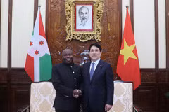 El presidente de Vietnam, Luong Cuong (derecha), y su homólogo burundés, Évariste Ndayishimiye (Foto: VNA)