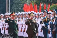 El viceprimer ministro y ministro de Defensa de Vietnam, el general Phan Van Giang (izquierda), y su homólogo camboyano, el general Tea Seiha, pasan revista a la guardia de honor. (Foto: VNA)