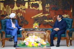 El primer ministro de Vietnam, Pham Minh Chinh, dialoga con Randeep Sarai, secretario de Estado para el Desarrollo Internacional de Canadá (Foto: VNA)