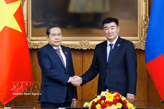 El presidente de la Asamblea Nacional (Parlamento) de Vietnam, Tran Thanh Man (izquierda), se reúne con su homólogo de Mongolia, Sandag Byambatsogt. (Foto: VNA)