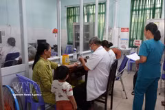Los ciudadanos se someten a revisiones médicas en un centro sanitario en el barrio de Hiep Binh. (Foto: VNA)