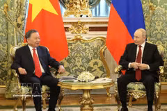 El secretario general del Partido Comunista y presidente de Vietnam, To Lam (izquierda), se reúne con el presidente ruso, Vladimir Putin. (Foto: VNA)