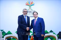 El primer ministro de Vietnam, Pham Minh Chinh (derecha), se reúne con el director general de la OMS, Tedros Adhanom Ghebreyesus (Foto: VNA)