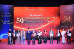 Nguyen Xuan Bac (quinto, desde la izquierda), director del Departamento de Artes Escénicas, y Doan Thi Tuyet Nhung (en el quinto lugar, desde la derecha), directora general adjunta de VNA, entregan flores y certificados a los autores de las obras musicales seleccionadas. (Foto: VNA)