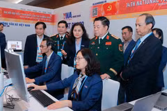 El general Nguyen Trong Nghia, jefe de la Dirección General de Política del Ejército Popular de Vietnam, visita el área operativa de la Agencia Vietnamita de Noticias en el Centro de Prensa. (Foto: VNA)