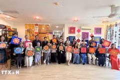 Estudiantes de la UBD decoran motivos tradicionales vietnamitas y bruneanos durante un intercambio cultural (Foto: VNA)