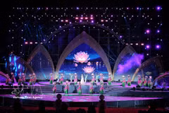 Actuación artística en la inauguración del Festival del Loto de Hanoi 2026 (Foto: VNA)