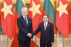 El presidente de Lituania, Gitanas Nausėda (izquierda), y el titular de la Asamblea Nacional de Vietnam, Tran Thanh Man (Foto: VNA)
