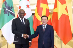 El secretario permanente del Secretariado del Comité Central del Partido Comunista de Vietnam, Tran Cam Tu, recibe al secretario general del Partido Consejo Nacional para la Defensa de la Democracia-Fuerzas de Defensa de la Democracia (CNDD-FDD), Révérien Ndikuriyo. (Foto: VNA)