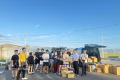 Entrega suministros de ayuda a la población vietnamita en la prefectura japonesa de Kumamoto. (Foto: VNA)