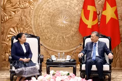 El secretario general del PCV y presidente de Vietnam, To Lam, recibe a Sisay Leudetmounsone, miembro del Buró Político, secretaria del Comité Central del PPRL y jefa de su Comisión de Organización. (Foto: VNA)