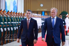 El primer ministro de Vietnam, Le Minh Hung (izquierda), y su homólogo polaco, Donald Tusk. (Foto: VNA)