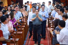 El primer ministro de Vietnam, Pham Minh Chinh, se reúne con los votantes en la ciudad sureña de Can Tho (Foto. VNA)
