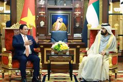 El primer ministro de Vietnam, Pham Minh Chinh (izquierda), mantiene conversaciones con el vicepresidente y primer ministro de los Emiratos Árabes Unidos, el jeque Mohammed bin Rashid Al Maktoum, en Dubái el 28 de octubre de 2024 (hora local) (Foto: VNA)