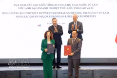 El secretario general del Partido Comunista y presidente de Vietnam, To Lam, presencia el intercambio de documentos de cooperación. (Foto: VNA)