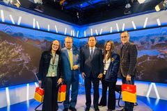 El embajador de Vietnam en Venezuela, Vu Trung My (centro), y otros invitados en el programa "Heroísmo revolucionario vietnamita: de la lucha por la independencia a la construcción nacional" (Foto: Globovisión)