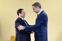 El primer ministro de Vietnam, Pham Minh Chinh (izquierda), y su homólogo griego, Kyriakos Mitsotakis (Foto: VNA)