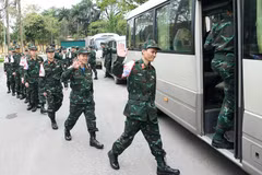 Los soldados vietnamitas abordan un coche con destino al Aeropuerto Internacional de Noi Bai para partir hacia Myanmar para participar en las actividades de socorro tras el terremoto en ese país (Foto: VNA)