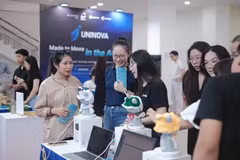 Visitantes en una exposición celebrada en el marco de la conferencia (Foto: chinhphu.vn)