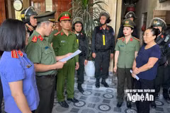 Las autoridades de la provincia de Nghe An ejecutan una orden de detención temporal contra Le Thi Thuy. (Foto: https://baonghean.vn/)