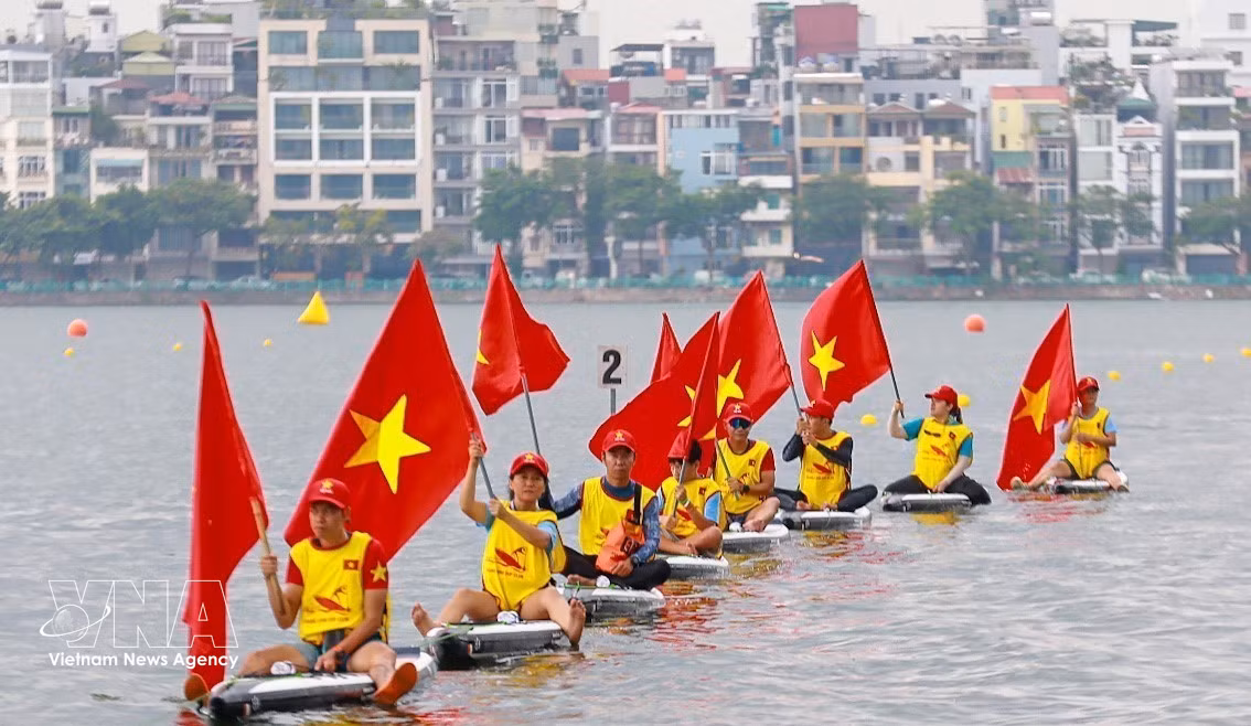 Colores internacionales en las regatas de botes dragón del Lago del Oeste