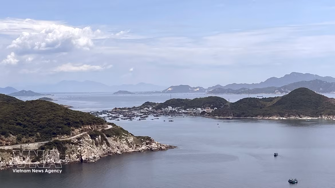 Admirar la majestuosa belleza de la ruta costera de la provincia de Khanh Hoa