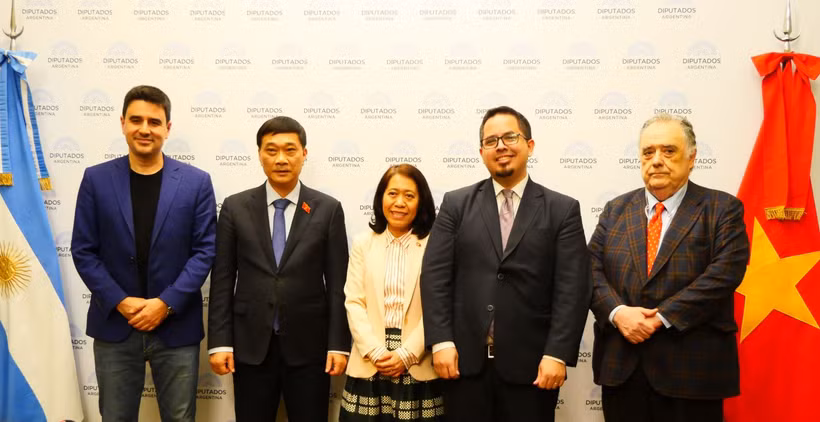 La delegación de la Asamblea Nacional de Vietnam y representantes del Grupo Parlamentario de Amistad Argentina - Vietnam. (Fuente: VNA)