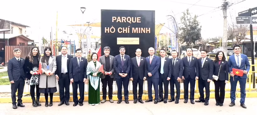 La delegación vietnamita depositó la ofrenda floral en el Monumento al Presidente Ho Chi Minh en Santiago de Chile. (Fuente: VNA)