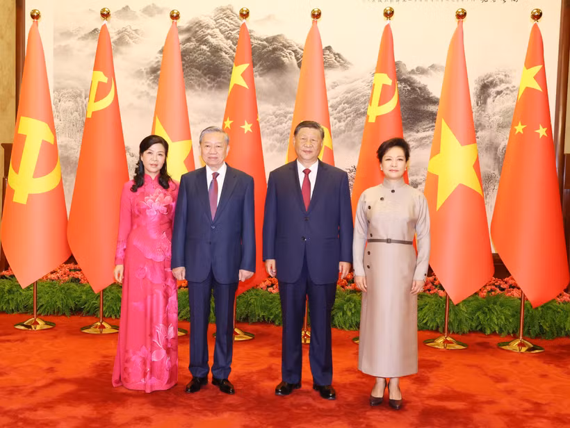 El secretario general del Partido Comunista y presidente de Vietnam, To Lam y su esposa, toman foto con el secretario general del Partido Comunista de China y presidente de este país, Xi Jinping, y su cónyuge. (Fuente: VNA)