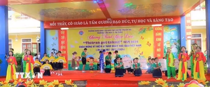 Niños presentan los cantos folclóricos Vi y Giam en la escuela. (Fuente: VNA)