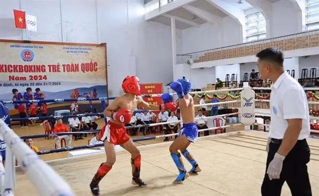 Los jóvenes compiten en el Campeonato Nacional de Kickboxing Infantil 2024. (Foto del equipo deportivo de Vietnam)