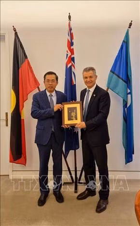 El embajador de Vietnam en Australia, Pham Hung Tam (izquierda), y Matt Thistlethwaite, miembro de la Cámara de Representantes y ministro adjunto de Inmigración del país oceánico. (Foto: VNA)