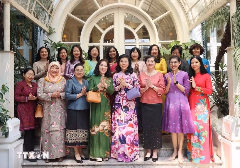 Ngo Phuong Ly, esposa del secretario general del Partido Comunista y presidente de Vietnam, To Lam, en un encuentro entre representantes del AWCH (Fuente:VNA)
