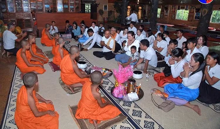 Camboyanos celebran el Festival Pchum Ben. (Fuente: khmertimeskh.com)