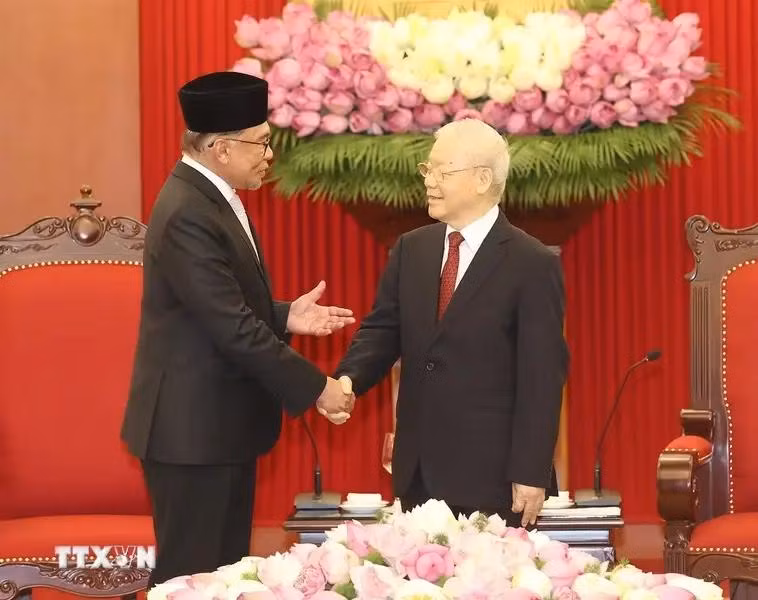 El secretario general del Partido Comunista de Vietnam, Nguyen Phu Trong, recibió en 2023 al primer ministro de Malasia, Anwar Ibrahim, (Fuente: VNA)