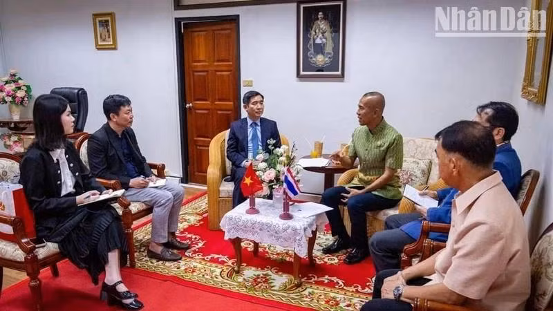 El embajador de Vietnam en Tailandia, Pham Viet Hung, y los gobernadores de la provincia de Trat. (Fuente: Embajada de Vietnam en Tailandia)