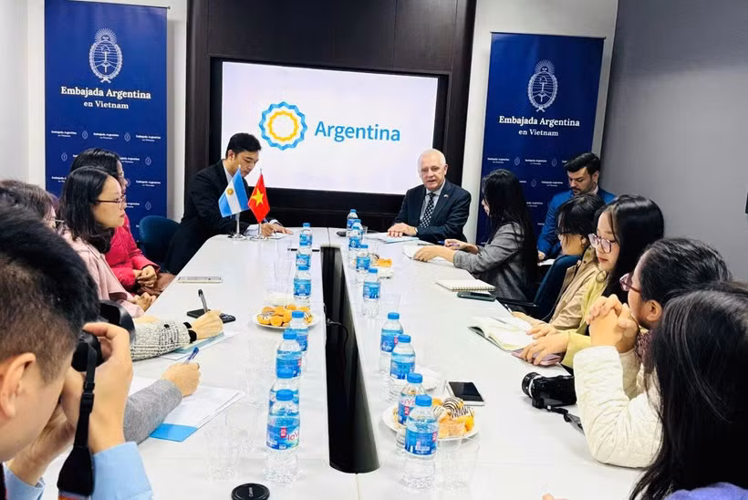 El embajador de Argentina en Vietnam, Marcos A. Bednarski, habla con los periodistas (Foto: VNA)