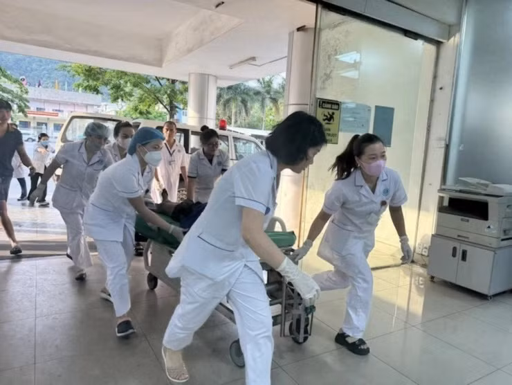 Las víctimas son llevadas al Hospital General de Cam Pha. (Foto: VNA)