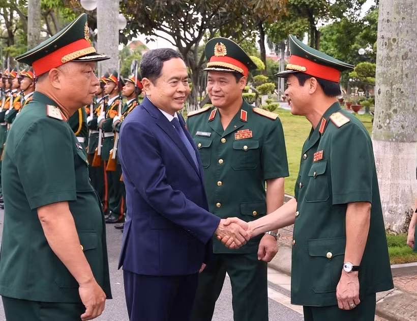 El presidente de la Asamblea Nacional de Vietnam, Tran Thanh Man y representantes del Comando de la Región Militar 3 (Foto: VNA)