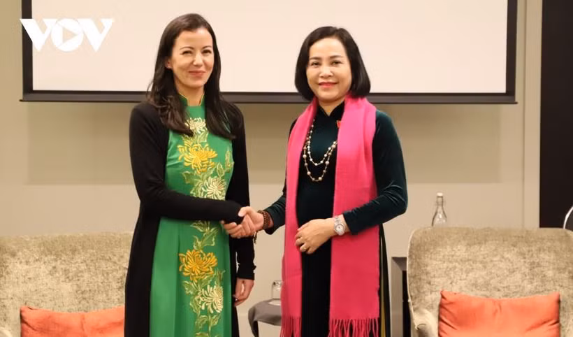 La vicepresidenta del Parlamento vietnamita, Nguyen Thi Thanh, y Pham Thi Ngoc Lan, la primera legisladora de origen vietnamita en el Parlamento de Nueva Zelanda, (Fuente: VNA)