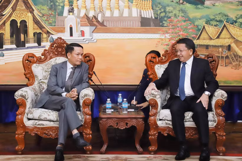 El viceministro de Información, Cultura y Turismo de Laos, Vansy Kuamua, y el presidente de la Asociación de Periodistas de Vietnam (APV), Nguyen Duc Loi. (Fuente: VNA)