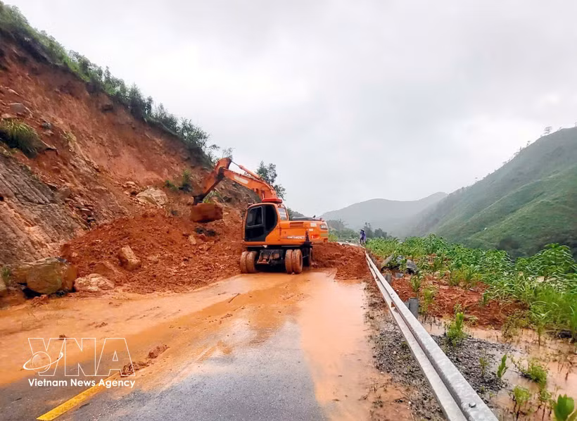El 23 de agosto, las autoridades de la provincia de Quang Ninh retiraron urgentemente el lodo y los escombros, nivelaron los deslizamientos de tierra y reabrieron las carreteras inundadas. (Fuente: VNA)