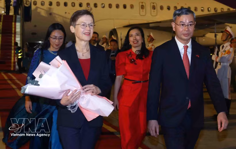 En el aeropuerto internacional de Noi Bai, el ministro de Finanzas, Ngo Van Tuan, recibe a la primera ministra de Liechtenstein, Brigitte Haas. (Fuente: VNA)