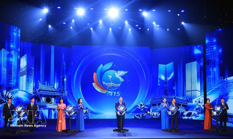 Los delegados llevan a cabo la ceremonia de lanzamiento del concurso “Emprendimiento innovador de las mujeres: elevación de las marcas vietnamitas” de 2027. (Fuente: VNA)