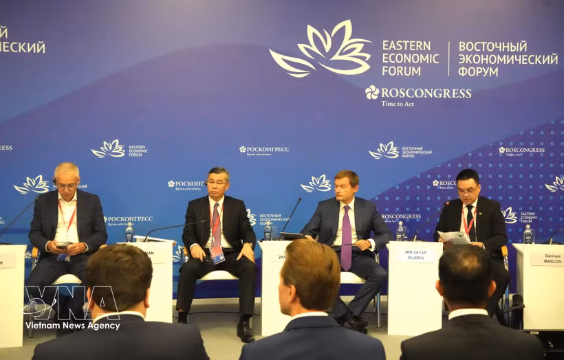 El ministro vietnamita de Finanzas, Ngo Van Tuan,(segundo por la izquierda), y los delegados participantes en el evento. (Fuente: VNA)